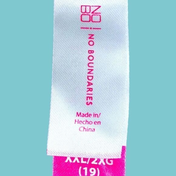 NO BOUNDRIES PLUS SIZE BABE & Hearts Graphic Tee. - Picture 7 of 9